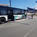 VIDEO JA FOTO | Käsipidurita liinibuss veeres lennujaama juures vastu teepiirdeid
