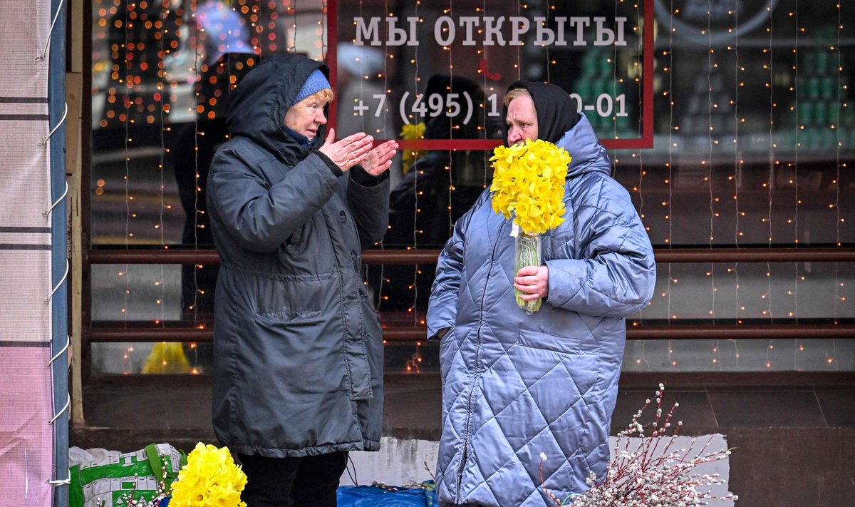 Lillemüüjad Moskva tänaval. Kumbki neist ei ole artiklis sõna võttev "sanktsioonihaldjas".