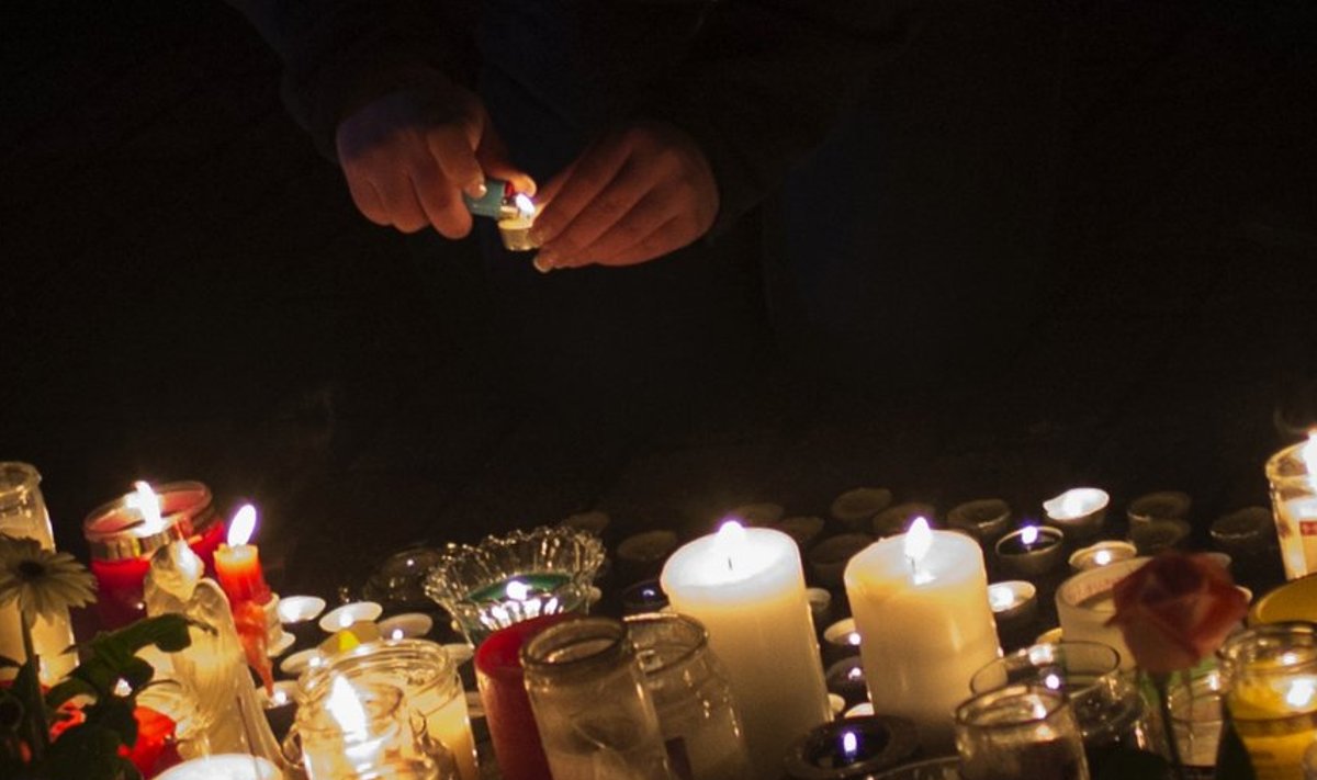 Küünlad mõrvatud lastele Sandy Hookis, Newtownis.