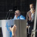 FOTOD JA TV3 VIDEO: Linnapea seisab! Edgar Savisaar tõusis Vabaduse väljakul rahvast tervitades ratastoolist püsti