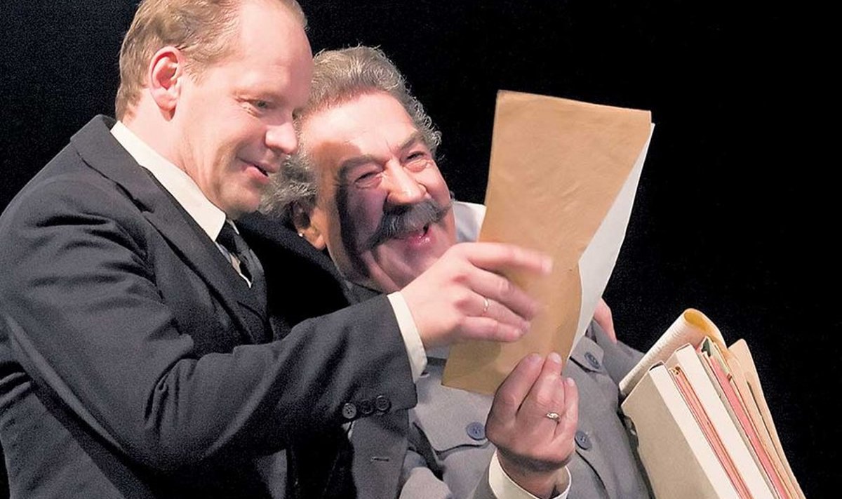 Bulgakov (Hendrik Toompere jr) ja Stalin (Guido Kangur) teevad üheskoos paberitööd. 