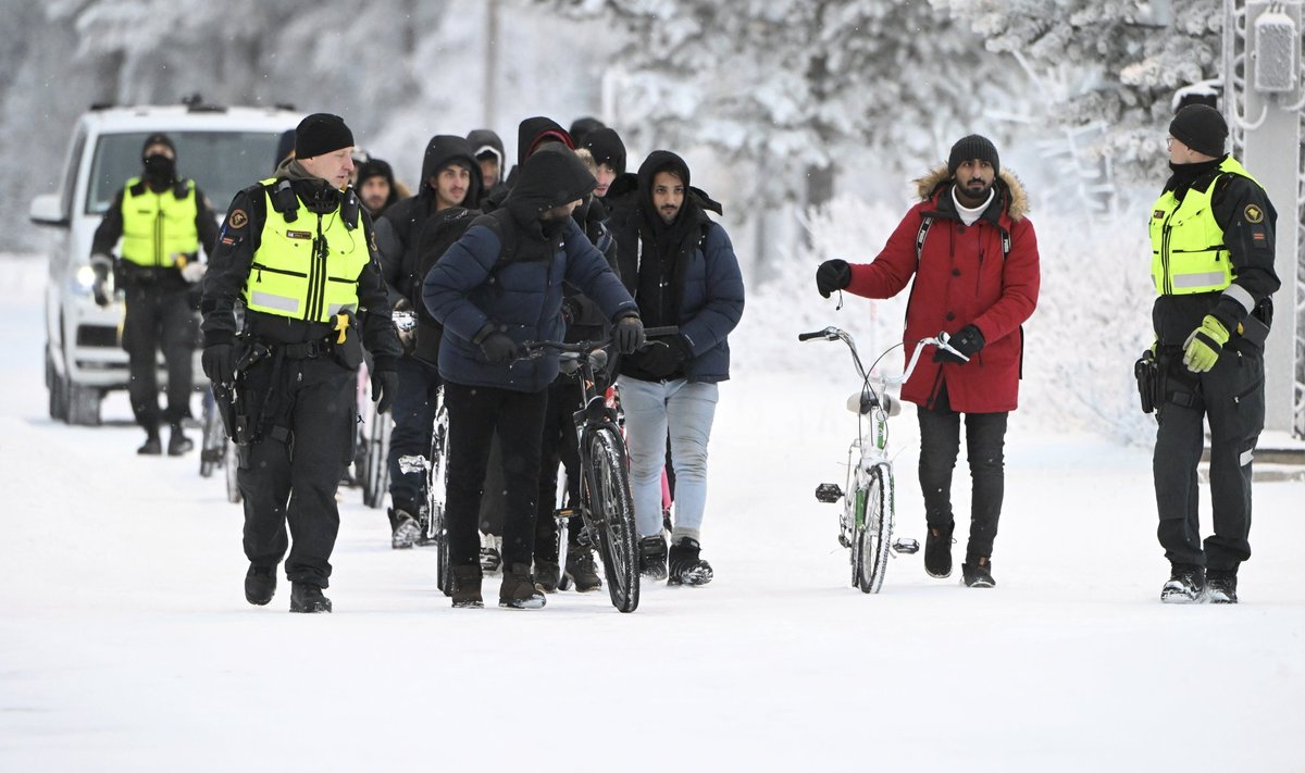 Мигранты с выданными им велосипедами прибывают на финскую территорию на погранпереходе Салла (теперь тоже закрыт)