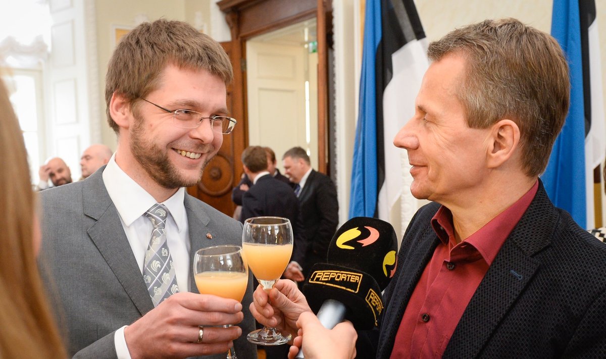 Jevgeni Ossinovski lööb koalitsioonileppe allkirjastamise puhul Jürgen Ligiga klaase kokku