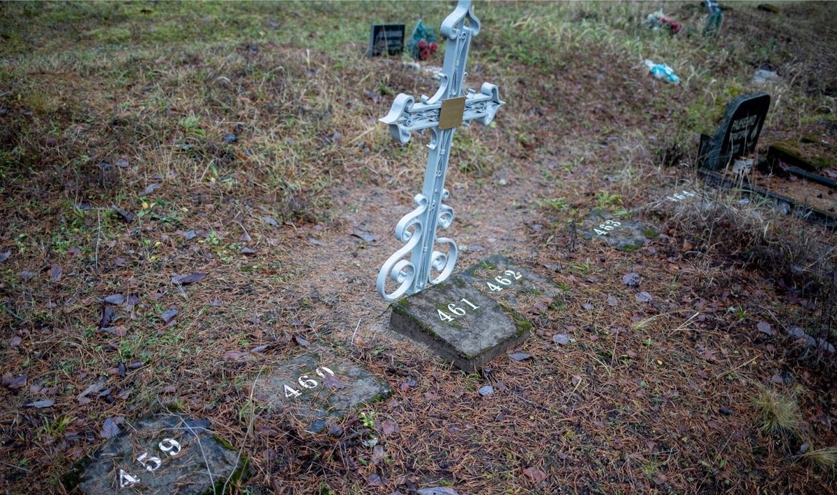 Liiva kalmistu tundmatute inimeste hauad. Üks tundmatu on hiljem tuvastatud ja omaksed on talle risti püstitanud.