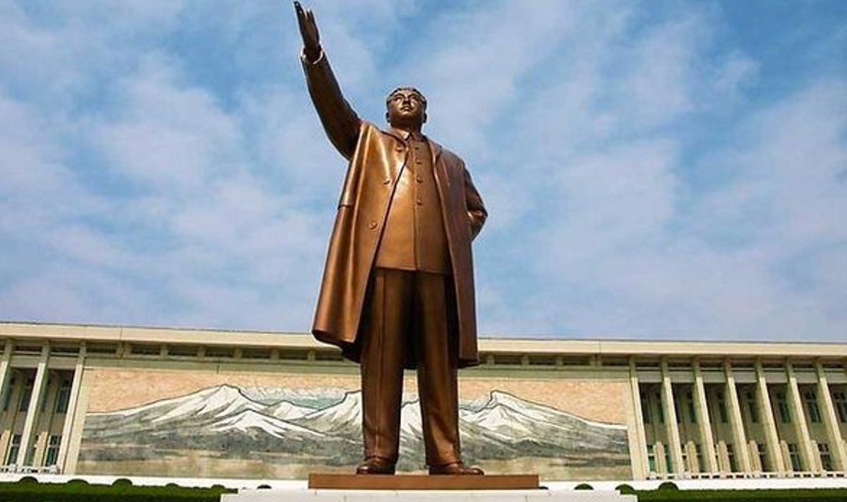 Mansudae monument: Kõigil Põhja-Koreasse saabujail on soovitatav viia Kim Il Sungile lillekimp ja sügavalt kummardada.