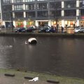 VIDEO: Amsterdamis päästsid möödakäijad uppuvast autost ema ja lapse
