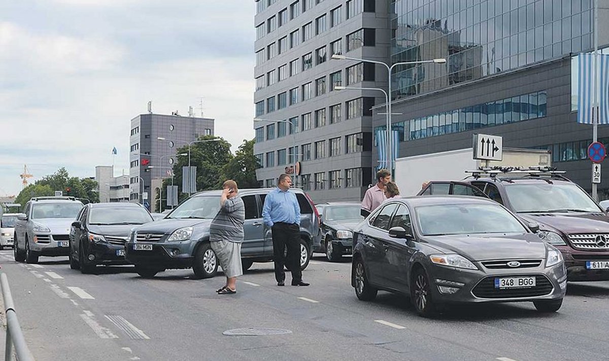 Tallinna tänavapildis annavad tooni kallid maasturid. Riik leiab nüüd, et autode maksusoodustused tuleb lõpetada. Pildil olevad autod ei ole looga seotud.
