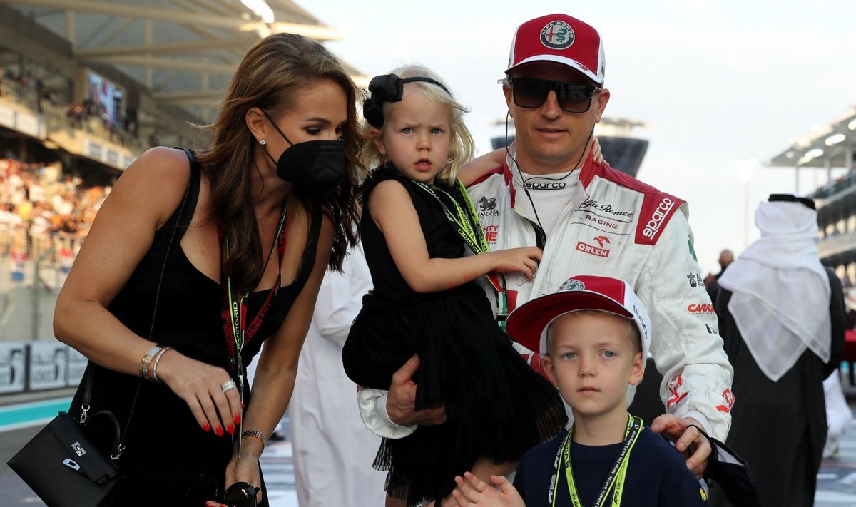 Kimi Räikkönen koos abikaasa Minttu ja poja ning tütrega karjääri viimasel etapil Abu Dhabis.