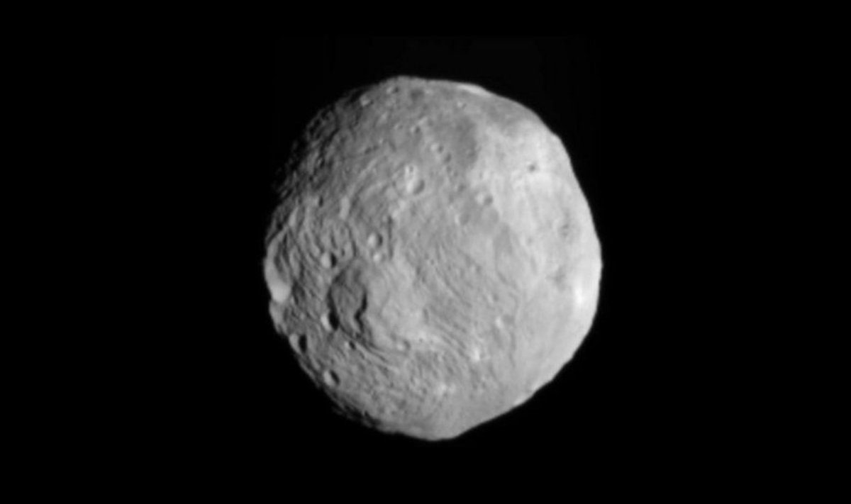 Asteroid Vesta, mida NASA uurimislaev Dawn äsja pildistas. Foto NASA, AFP