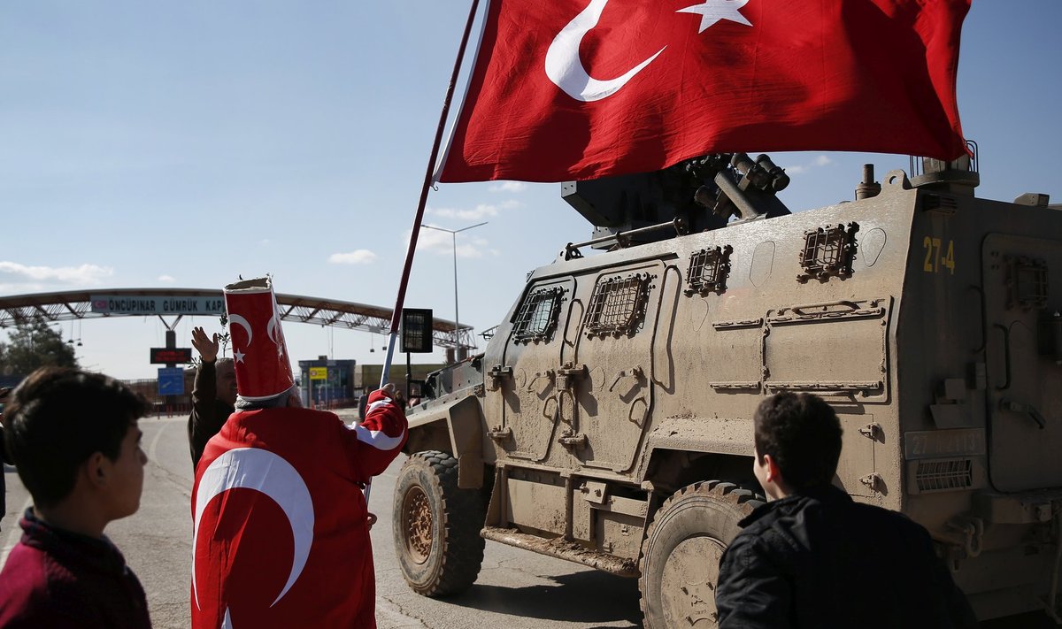 Süüria piiri äärses Öncüpınari külas saatsid türklased oma riigi sõjaväe rõõmuavaldustega üle piiri.