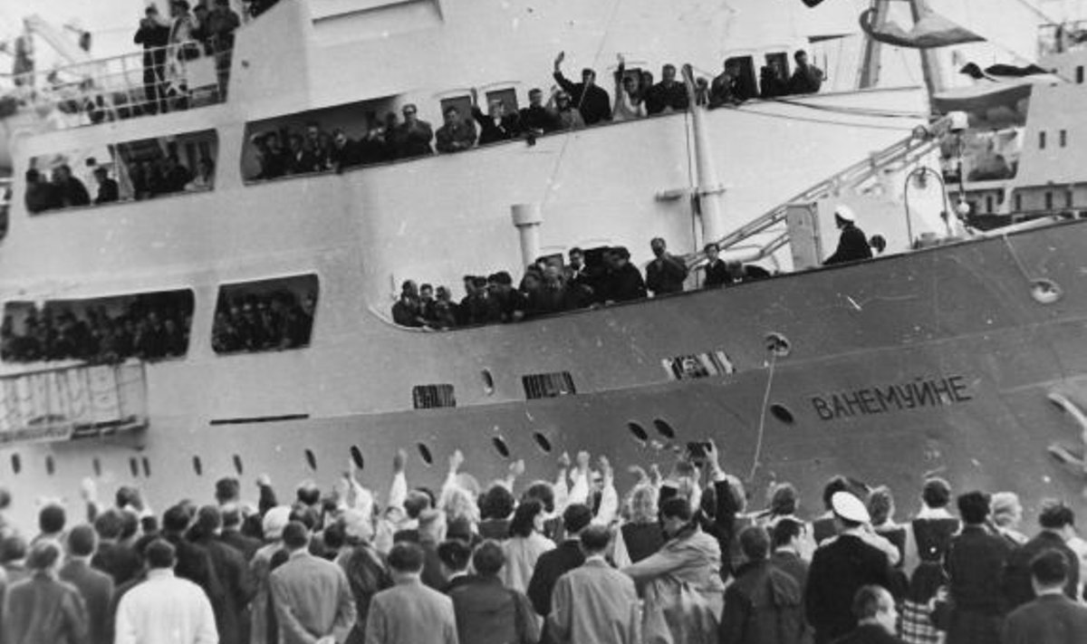 8. juuli 1965. Reisiühendus Nõukogude Eesti ja Soome vahel on taastatud, laev Vanemuine saabub Tallinna.8. juuli 1965. Reisiühendus Nõukogude Eesti ja Soome vahel on taastatud, laev Vanemuine saabub Tallinna.