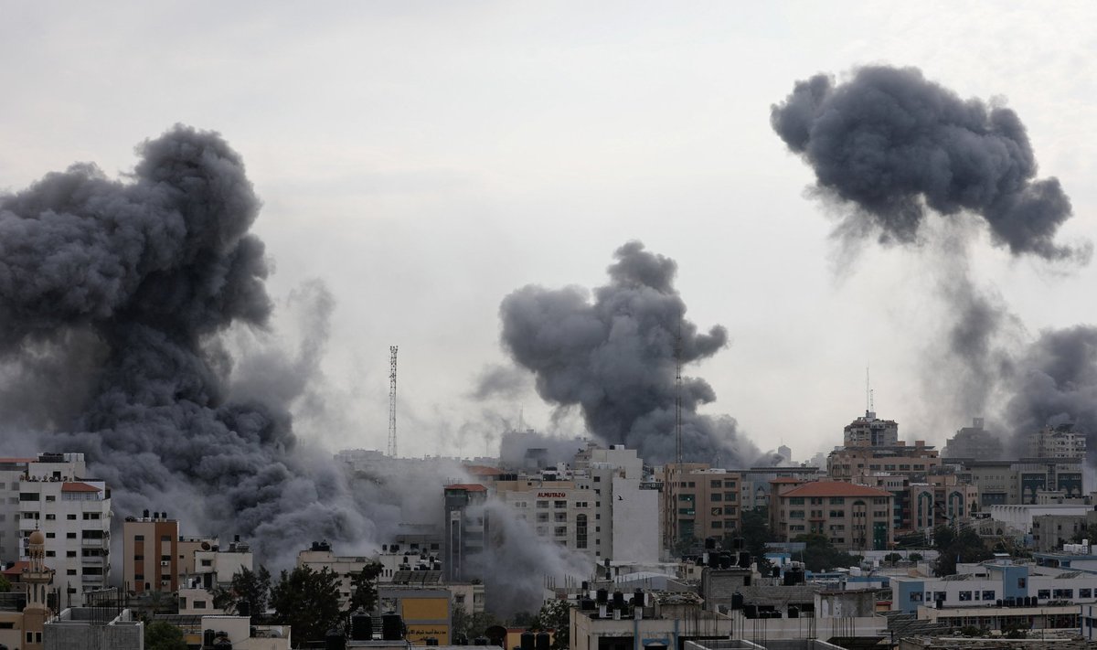 Pärast Iisraeli rünnakuid Gazas, kust tõuseb suitsu. 