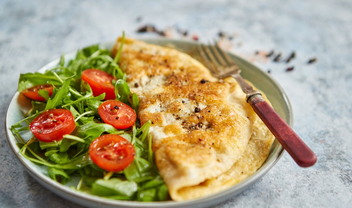 Lisa omletile oliive, suitsuvorsti, maitserohelist, tomateid, isegi karrit - see on avatud vorm!