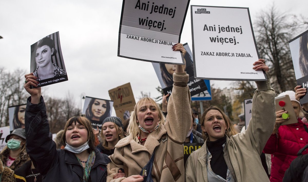 Abordiõiguste piiramise vastu toimus Poolas mitmeid suuri meeleavaldusi. 
