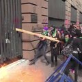 ВИДЕО | В Мексике резиденцию главы государства забросали коктейлями Молотова на "марше женщин"