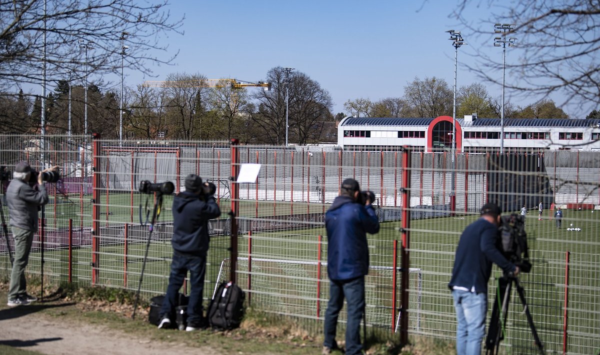 Fotograafid ja kaameramehed Müncheni Bayerni treeningkeskuses.