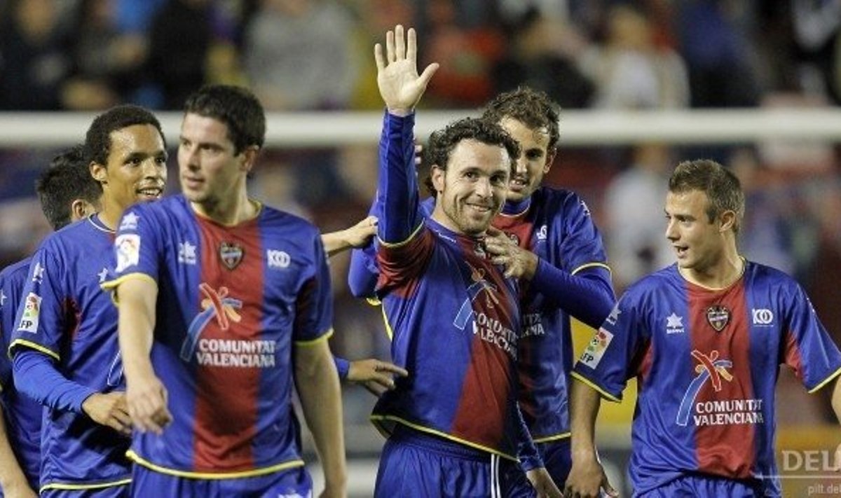 Levante mängijad õnnitlevad Sergio Gonzalez´t iluvärava puhul, jalgpall