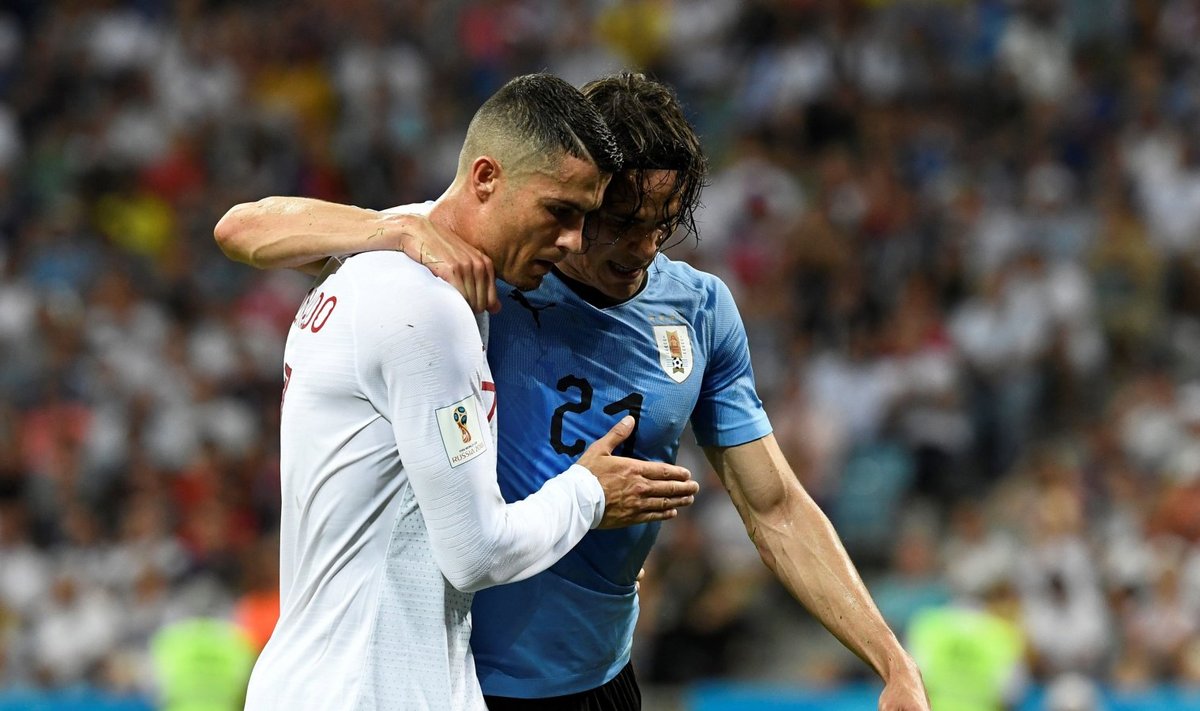 Ronaldo aitab vigastatatud Edinson Cavanil platsilt lahkuda