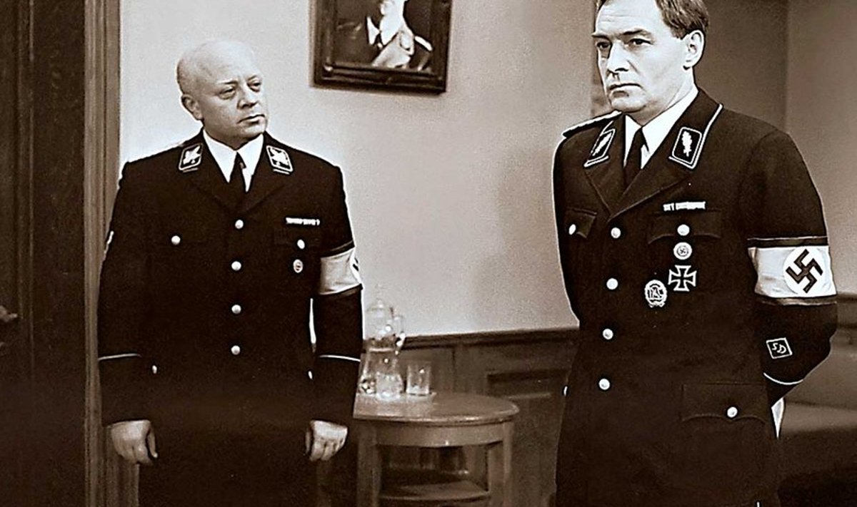 Tõekomisjoni palge ees: Müller uurib Stirlitzit. Foto Gestapo 1944. aasta aastaraamatust. (Kaader filmist “17 kevadist hetke”)