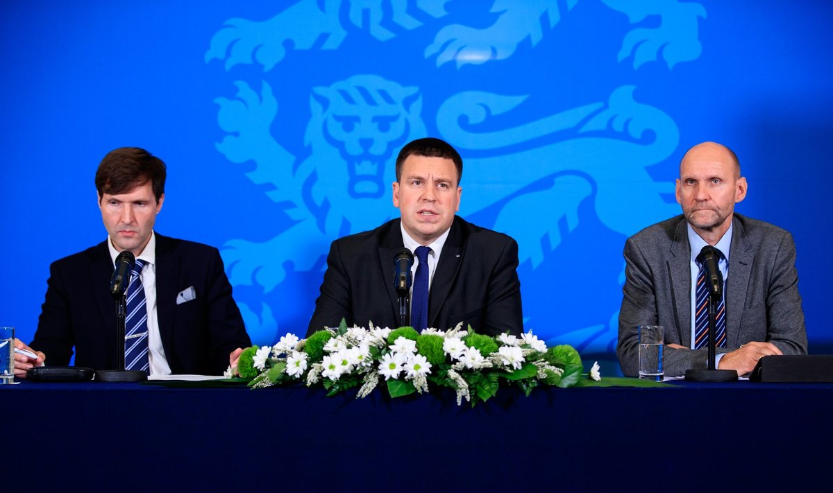 Martin Helme (vasakult), Jüri Ratas ja Helir-Valdor Seeder tutvustasid eile 2020. aasta riigieelarve eelnõud.