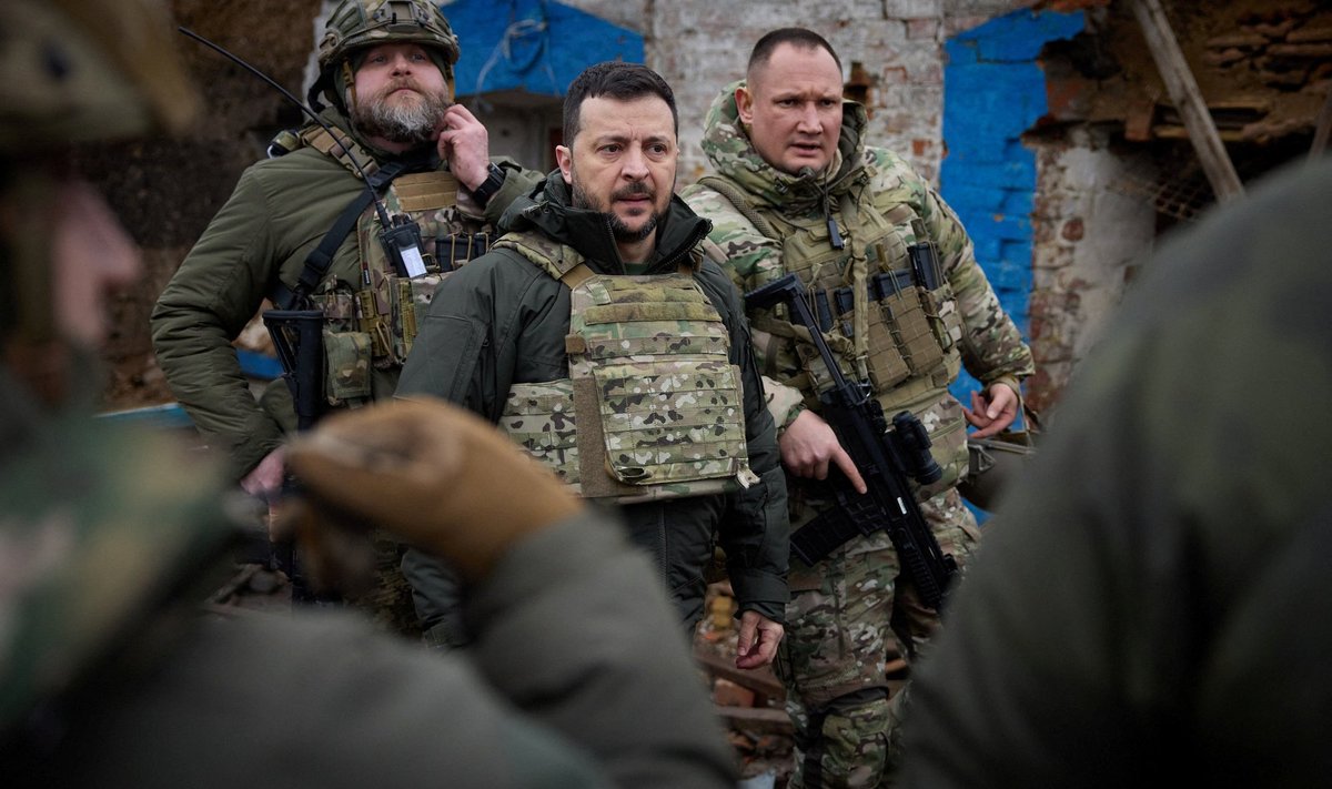 VABASTATUD PINNAL: Ukraina president Volodõmõr Zelenskõi külastas pühapäeval relvajõudude 65. mehhaniseeritud brigaadi Zaporižžja oblastis Robotõne küla lähedal ja autasustas võitlejaid.