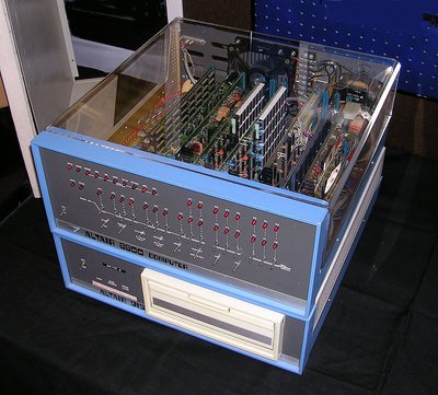 Altair 8800 personaalarvuti, Apple I üks peamine konkurent kasutas väljundi edastamiseks LED-tulesid