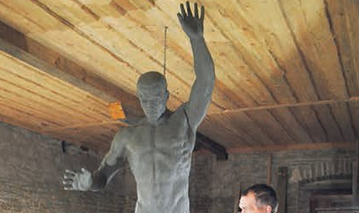 Vallavanem Indrek Kesküla andis tänutäheks Lurichi kuju modelleerijale skulptor Lembit Palmile Paavo Kivise koostatud Lurichi raamatu.