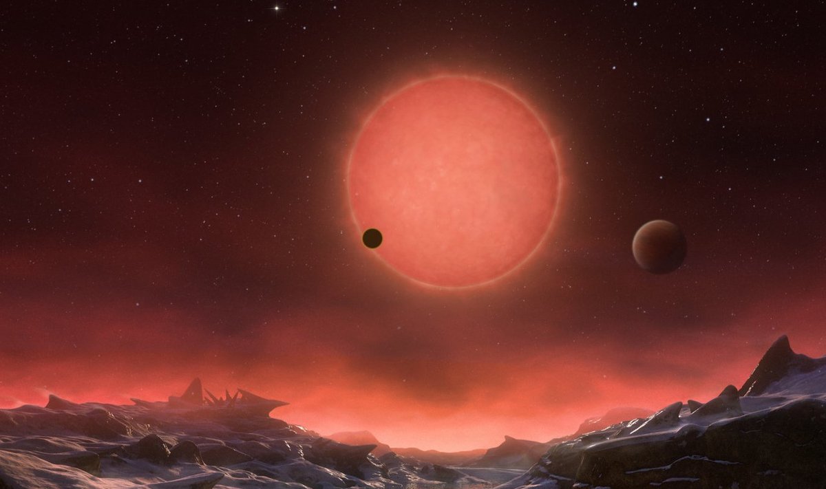 Punane hämarik: kunstniku kujutlus sellest, milline võiks olla vaade TRAPPIST-1d pinnalt tähe ja kahe teise avastatud planeedi suunas.