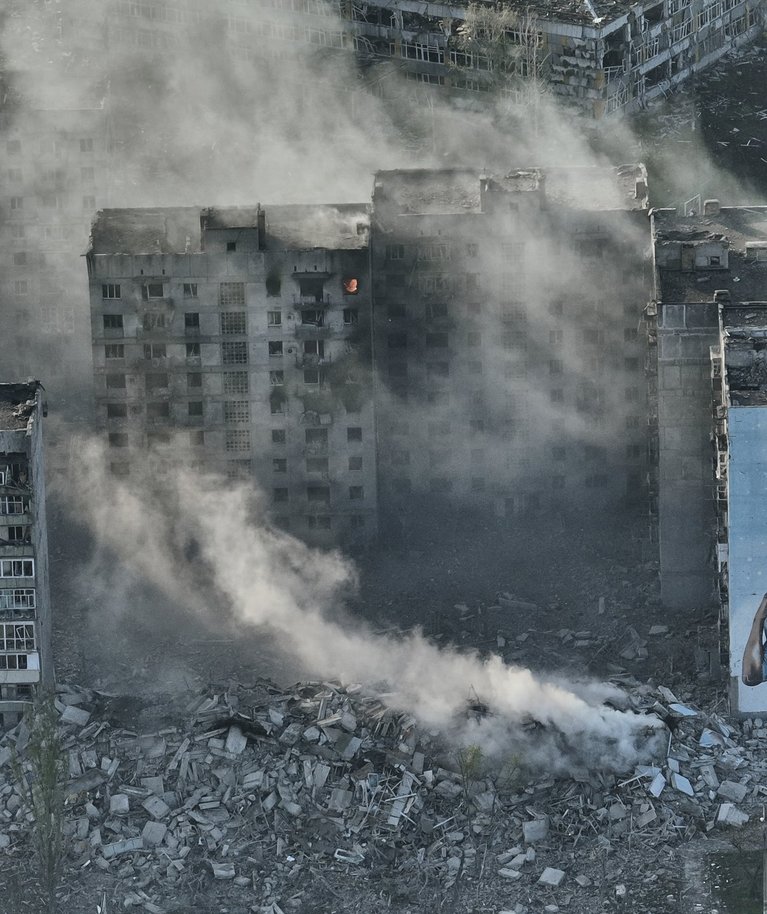 Suits üle Bahmuti linna. Foto tehtud 26. aprillil 2023. 