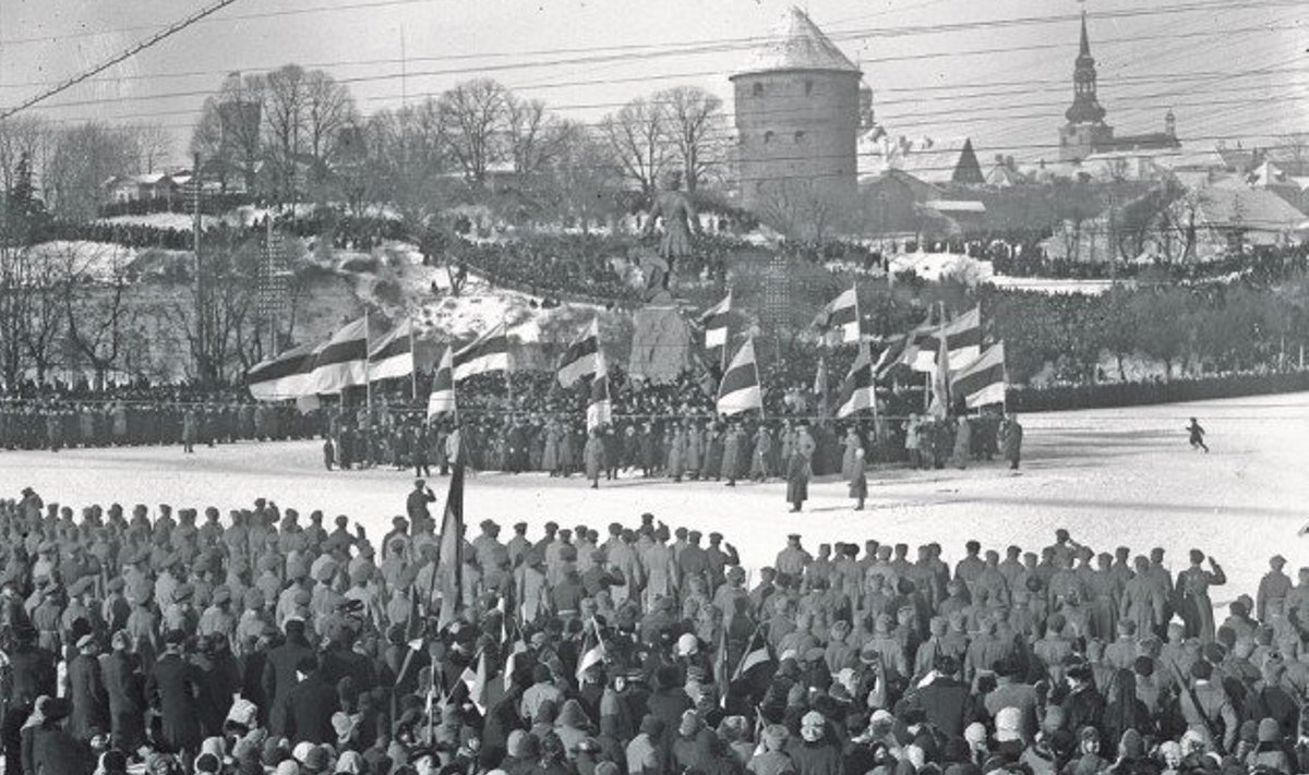 Eesti Vabariigi esimese aastapäeva paraad 1919. aasta 24. veebruaril Tallinnas Peetri platsil. Foto: Eesti Filmiarhiiv