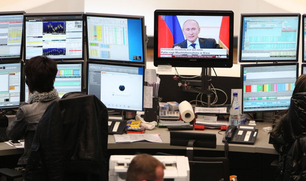 Börsimaaklerid Vladimir Putini kõnet kuulamas.