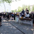 Поют, жгут фаеры и стучат в барабаны: фанаты Макса Коржа торжественным маршем идут до стадиона в Таллинне 
