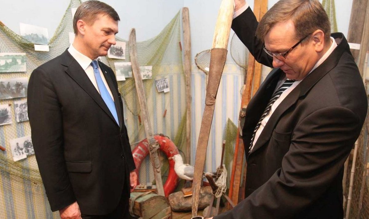 Peaminister tutvub Lohusuu koduloomuuseumi kalastajate toas jäätuuraga, mida kasutatakse jää raiumiseks, tutvustab Toivo Kivi. (Foto: Tanel Meos)