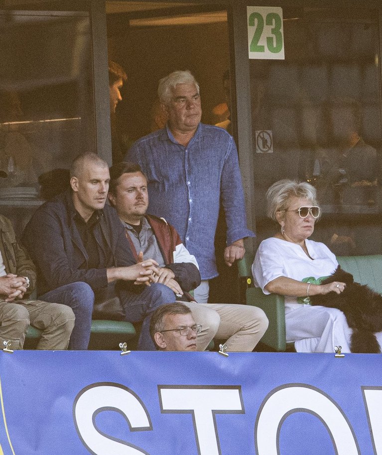 FCI Levadia president Viktor Levada (püsti) klubi mängul
