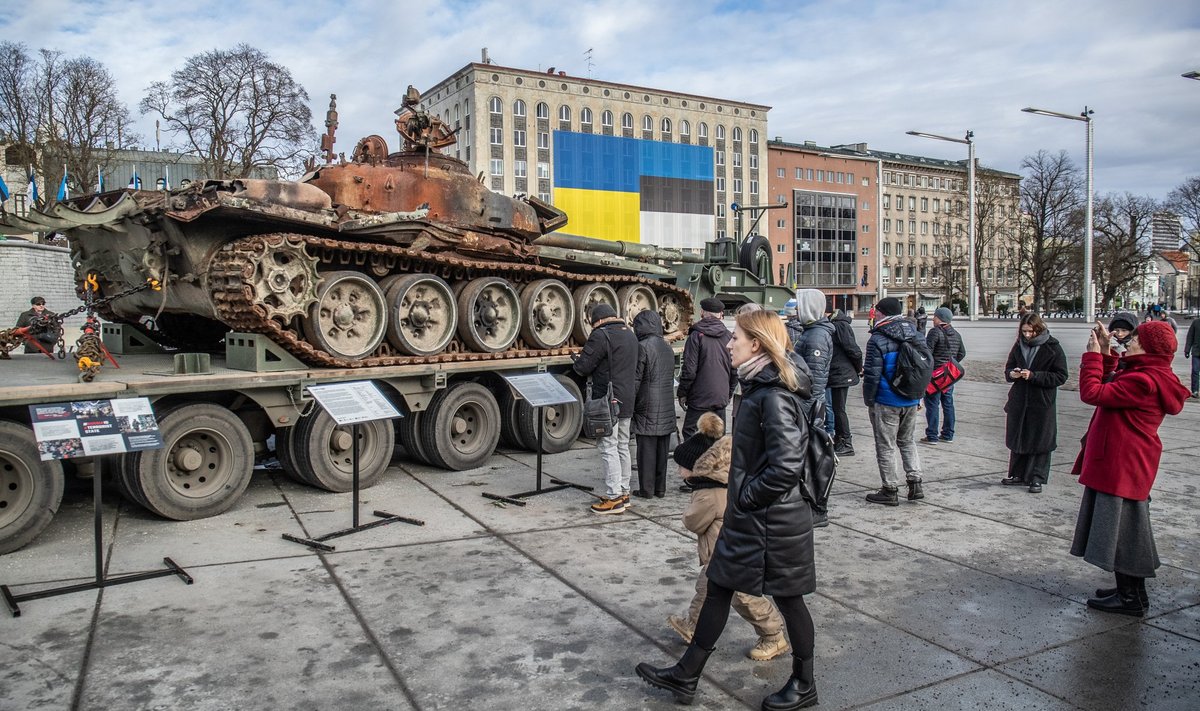Сгоревший российский танк Т-72 на площади Свободы в Таллинне