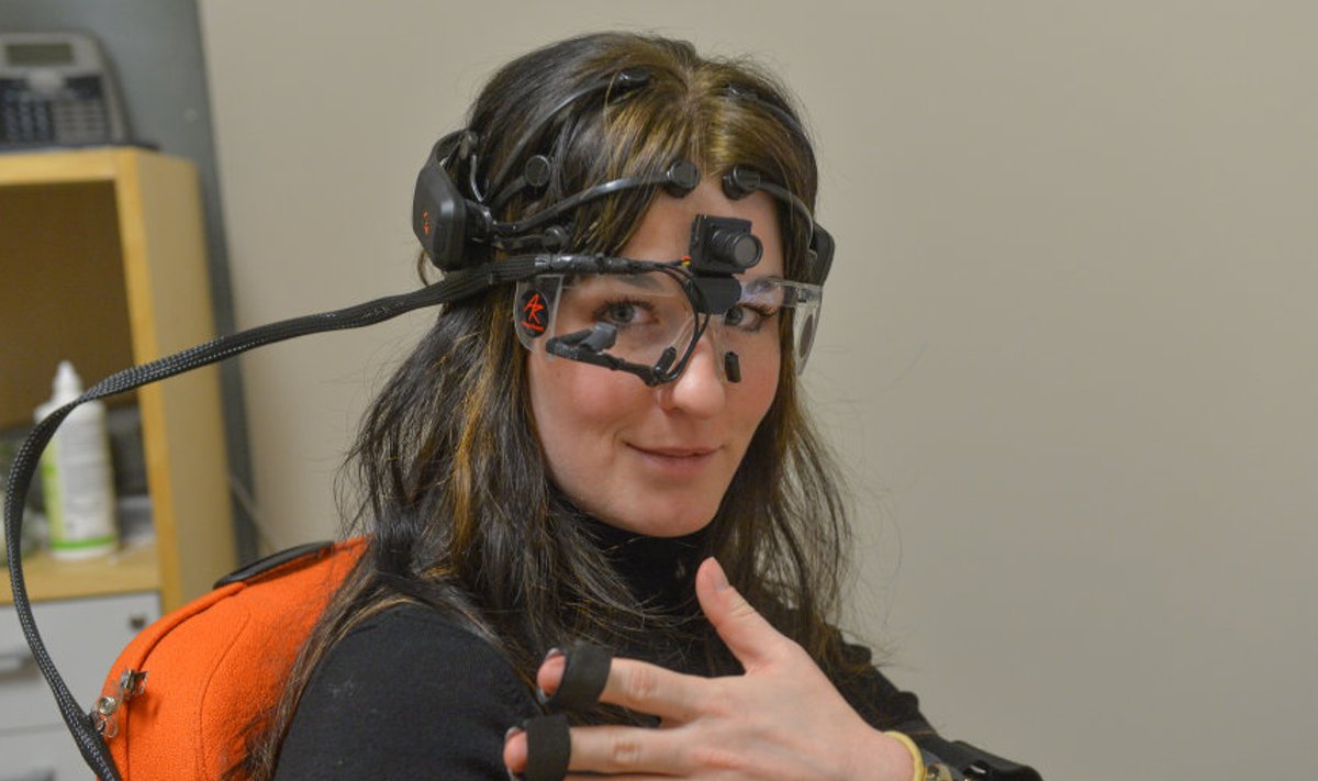 Loo autor oli TNS Emori laboratooriumis katseisik. Tema pähe kinnitati 14 anduriga EEG ehk aju aktiivsust mõõtev seade ja sõrmede külge valedetektoriga samal põhimõttel töötav higistamisreaktsiooni mõõtja. Ette pandi prillid, mis jälgivad, kuhu inimene vaatab.