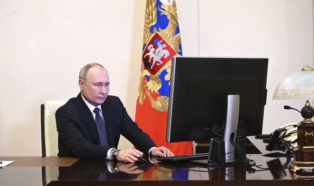 Putin „hääletas“ ise arvutiga. Huvitav, kuidas ta valik kokku loeti?