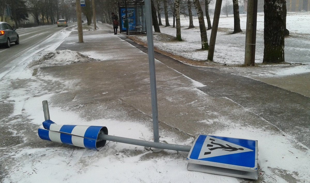 Mahasõidetud liiklusmärk Ravila ja Viljandi mnt ristmikul