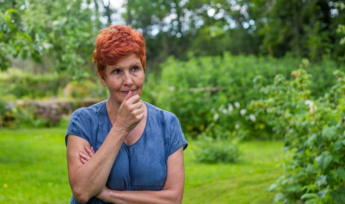 Läänemaal oma suvekodus jätkub Krista Kaeral aega ja tahtmist nii tõlkida kui ka aias toimetada.