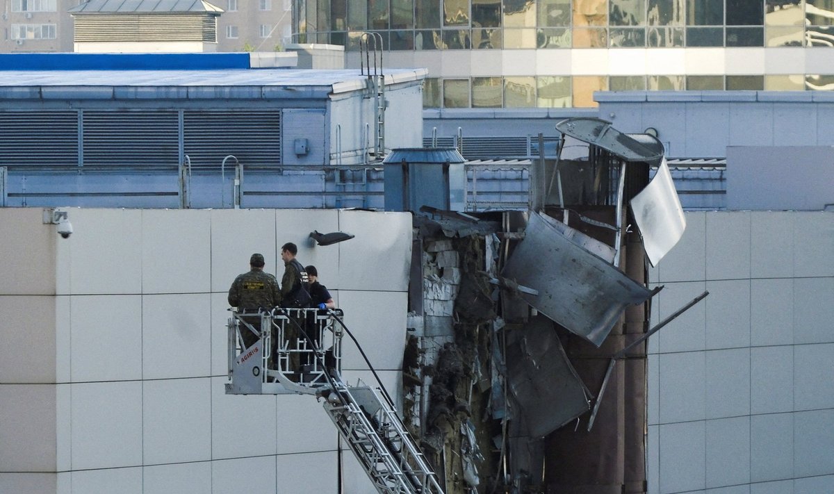 Последствия атаки беспилотника по центру Москвы