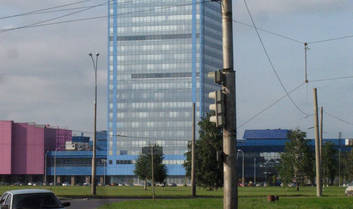 AvtoVAZi läbi aegade kõige enam müüdud Žiguli mudel 2105 sõidab mööda ettevõtte 25-korruselisest peakorterist Togliattis, mis valmis viis aastat tagasi.