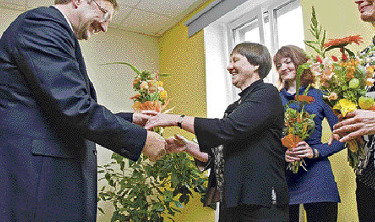 Eesti keele instituudi direktor Urmas Sutrop tänab sõnaraamatu koostajaid, sealhulgas peatoimetajat Margit Langemetsa (paremal).