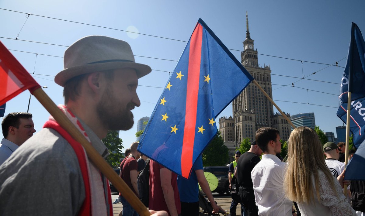 Valimiste mõjutamise tähe all on üks Venemaa eesmärke olnud levitada negatiivset Euroopa Liitu suhtumist. Euroskeptikute meeleavaldus Varssavis