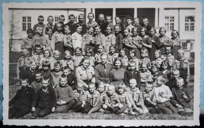 Sagadi kooli lõpupilt 1938. aastal. Viienda klassi lõpetanud Raul ülemises reas paremalt neljas