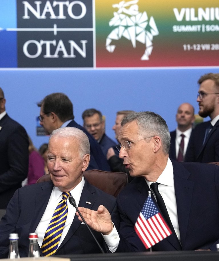 Üks seni dokumenteeritud nn Havanna sündroomi juhtumeid leidis aset mullu NATO tippkohtumise ajal Vilniuses, kus olid esiplaanil Joe Biden (vasakul) ja Jens Stoltenberg. Sümptomid tekkisid samal tippkohtumisel osalenud kõrgel Pentagoni ametnikul.