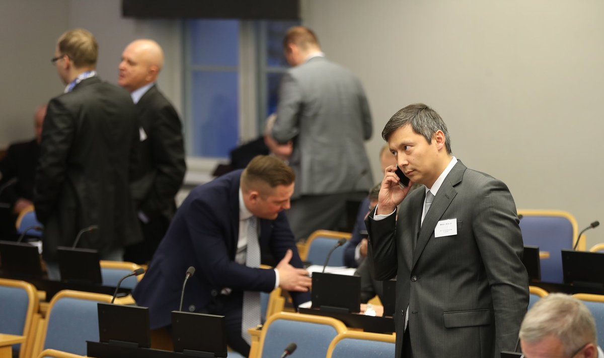 Mihhail Kõlvart Tallinna volikogu esimesel istungil