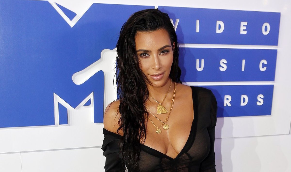Kim Kardashian arrives at the 2016 MTV Video Music Awards in New York