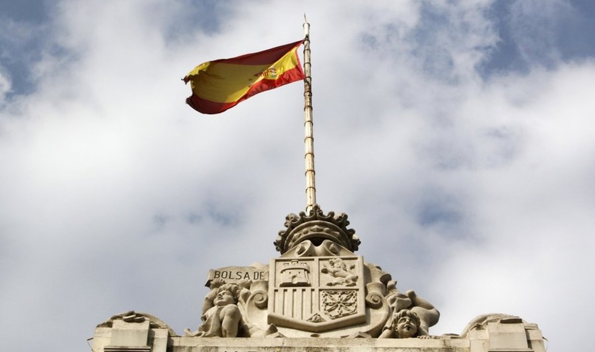 A Spanish flag flutters above the Madrid Bourse April 28, 2010. S&P on Wednesday cut its ratings on Spain by one notch to AA   from AA-plus, citing a more protracted period of sluggish growth   than previously expected. REUTERS/Andrea Comas    (SPAIN - Tags: BUSINESS)