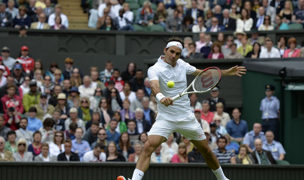 Roger Federeri riietus tundub olevat reeglitepärane ehk valge. Aga ei, tossutallad on oranžid.