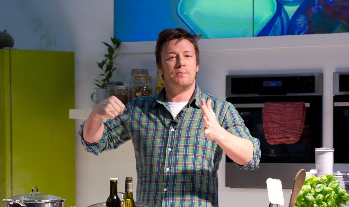 Jamie Oliver, pärisnimega James Trevor Oliver, sündis Inglismaal 27. mail 1975. aastal. Tema uskumatult edukas karjäär algas juba varases lapsepõlves, kui poisil oli võimalik toiduvalmistamises kätt proovida vanemate asutatud restoranis. 